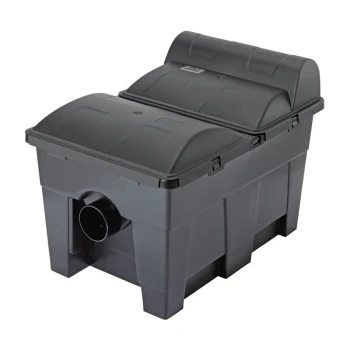Schwarzer Kunststoffbehälter zur Aufbewahrung von Haustierfutter mit einem Doppeldeckeldesign und einer seitlichen Öffnung für einfachen Zugang.