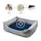 Hundebett mit grauem Außenmaterial und navyblauem Kissen, mit einer visuellen Gleichung, die Komfortschichten und Dicke veranschaulicht.