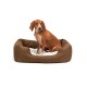 Ein braunes Hundebett mit einem weichen weißen Innenraum, mit einem sitzenden braunen Hund mit weißen Flecken, der bequem und entspannt aussieht.
