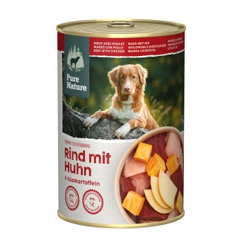 Nourriture en conserve pour chiens étiquetée "Rind mit Huhn" avec du bœuf et du poulet, avec des morceaux de patates douces et de pommes visibles dans un bol.