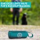 Eine türkisfarbene Trainingstasche für Hunde liegt auf einem Kiesweg, mit dem Text "EINE EXZELLENTE HILFE FÜR'S RÜCKRUFTRAINING" darüber.