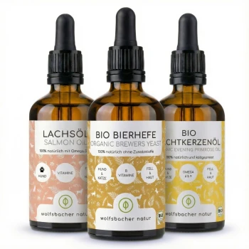 Drei Flaschen mit Haustierergänzungen: Bio-Nachtkerzenöl, Lachsöl und Bierhefe, jede mit detaillierten Etiketten.