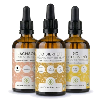 Drei Flaschen mit Haustierergänzungen: Bio-Nachtkerzenöl, Lachsöl und Bierhefe, jede mit detaillierten Etiketten.