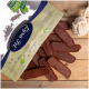 Eine Tüte Haustierleckerlis mit der Aufschrift "Pet Treats" und einem Logo, umgeben von geschnittenen Jerky-artigen Leckereien auf einer Holzoberfläche.