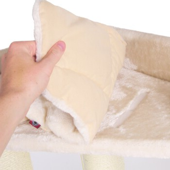 Eine Hand, die ein weiches, beiges Haustierbettkissen hält, das ein plüschiges Innenleben mit einer hellen, flauschigen Fütterung zeigt.