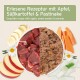 Tiernahrung mit rohem Fleisch, Apfelscheiben, Süßkartoffel und Pastinake, mit dem Text: "Erlesene Rezeptur mit Apfel, Süßkartoffel & Pastinake".