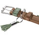 Braunes Lederhalsband mit grünen Wildleder-Akzenten, silberner Schnalle und D‑Ring, grüner Quastenanhänger mit Gravur 'HUNTER'.
