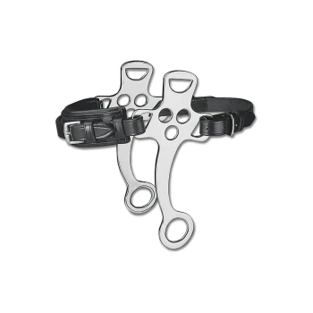 Ein glänzendes Metall-Hundehalsband mit einem einzigartigen Design, das zwei Schlaufen und verstellbare schwarze Lederbänder aufweist.