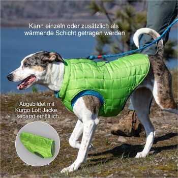 Ein Hund, der eine leuchtend grüne Kurgo Loft-Jacke trägt, läuft auf einem Weg in der Nähe von Wasser, mit dem Hinweis, dass sie alleine oder als zusätzliche Schicht getragen werden kann.