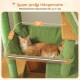 Katze spielt mit Pompon-Spielzeug, kratzt an Sisal-Leiter und ruht im grünen, mit Teppich ausgelegten Katzenhaus mit Produktbeschreibungen.