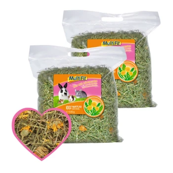 Hooi Paardenbloem 2x500 g Twee zakken Multifit hooi met paardenbloem, gelabeld '100% NATUR' en '500g,' met afbeeldingen van een konijn en een cavia.