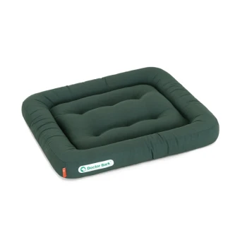 Grünes rechteckiges Haustierbett mit gepolstertem Design und einem Logoetikett mit der Aufschrift "Doctor Bark" an der Seite.