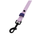 Eine lavendelfarbene Hundeleine mit schwarzen Metallclips und verstellbaren Einstellungen, auf einem weißen Hintergrund präsentiert.