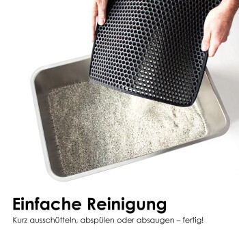 Hände schütten Katzenstreu von einer sechseckigen Gummimatte in eine graue Katzentoilette; sichtbarer Text: „Einfache Reinigung“.