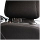 Schwarzer Kopfstützenbezug für Autos mit einem Sicherheitsgurt und einer Schnalle, entworfen zur Sicherung von Haustieren während der Fahrt.