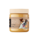 Erdnussbutter für Hunde in einem 200g Glas, mit einem glücklichen Hund auf dem Etikett und dem Text "Tägliche Ergänzungsnahrung für erwachsene Hunde."