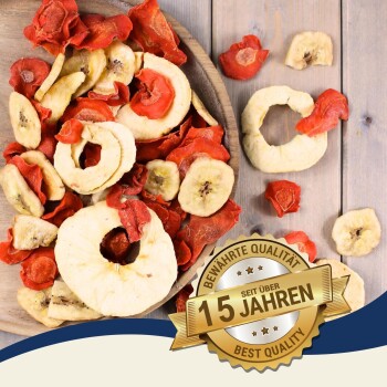 Getrocknete Apfel-, Bananen- und Karottenscheiben in einer Holzschale mit einem goldenen Siegel mit der Aufschrift „15 Jahren Best Quality“ auf Deutsch.
