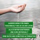 Eine Hand gießt Wasser in einen Teich mit dem Text: "Ausreichend für Teiche bis zu 20.000 Litern; eine gute, erschwingliche Starterbakterienoption."