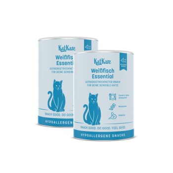 Zwei KatKare 'Weißfisch Essential'-Dosen, hellblau, blaue Katzenikone, beschriftet mit 'Snack gut. Tu Gutes. Fühl dich gut.'