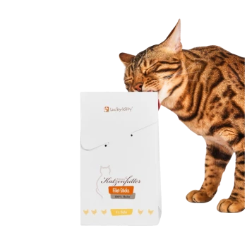 Bengalkatze leckt an einer weißen 'Lucky-Kitty'-Schachtel mit Filet-Sticks-Katzensnacks; Aufschrift '100% Huhn' und '4 x Huhn'.