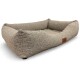 Beiges, rechteckiges Tweed-Hundebett mit erhöhten Seitenpolstern, niedriger Frontöffnung und braunem Leder-Logopatch an der Seite.