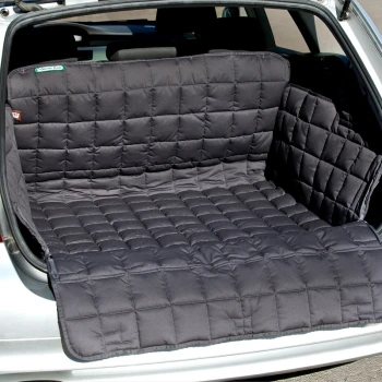 Kofferraum-Schondecke grau S Ein schwarzes, gestepptes Haustiersitzbezug liegt im Rücksitz eines Autos und bietet einen komfortablen Platz für Haustiere während der Reise.