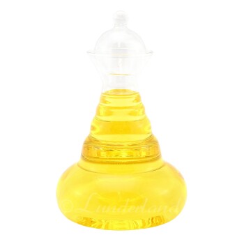 Eine klare Glasflasche mit einer einzigartigen Trichterform, gefüllt mit leuchtend gelber Flüssigkeit, beschriftet mit "Lunderland."