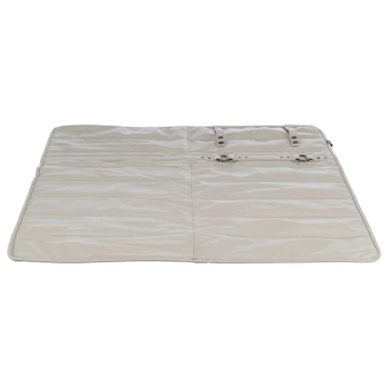 Eine beige Tiermatte mit Riemen zur Sicherung, mit einer glatten, gepolsterten Oberfläche, ideal für den Komfort und Schutz von Haustieren.