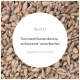 Sonnenblumenkerne, schonend verarbeitet, natürlich und artsgerecht, Text auf Deutsch vor einem Hintergrund aus geschälten Sonnenblumenkernen.