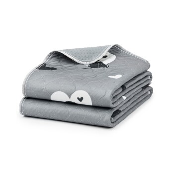Gefaltete graue gesteppte Haustierdecke mit weißen und schwarzen Herzmustern und einer strukturierten rutschfesten Rückseite.