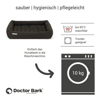 Nahaufnahme eines schwarzen Stoff-Haustierprodukts mit einem Knopfdetail, mit dem Logo 'Doctor Bark' und dem Text 'MADE IN GERMANY.'