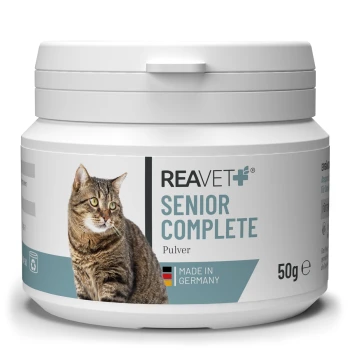 Behälter mit REAVET Senior Complete Pulver für Katzen, mit einem Bild einer getigerten Katze, beschriftet mit "Pulver," 50g, und "Hergestellt in Deutschland."