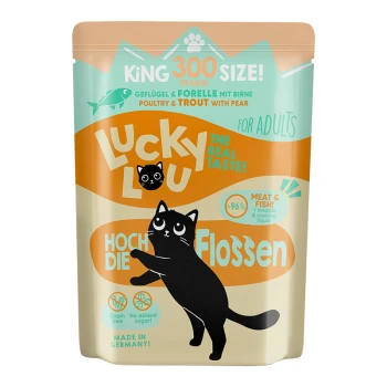 300g Beutel von Lucky Lu Katzenfutter mit einer Illustration einer schwarzen Katze, beschriftet "Geflügel & Forelle mit Birne", "96% Fleisch & Fisch" und "Getreidefrei."