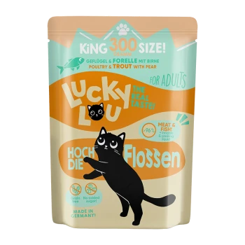 300g Beutel von Lucky Lu Katzenfutter mit einer Illustration einer schwarzen Katze, beschriftet "Geflügel & Forelle mit Birne", "96% Fleisch & Fisch" und "Getreidefrei."
