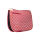 Ein rosa gestepptes Sattelpad mit schwarzer Unterseite und flauschigem weißen Rand, mit einem Riemen zur Befestigung.