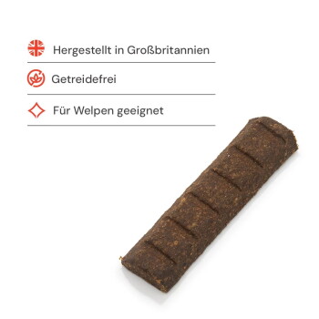 Brauner segmentierter Hundesnack-Riegel mit den Aufschriften „Hergestellt in Großbritannien“, „Getreidefrei“, „Für Welpen geeignet“.