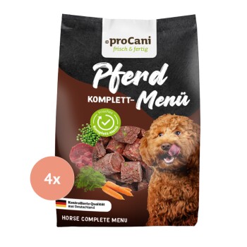 Hundefutterverpackung mit braunem Hintergrund, beschriftet mit "Pferd Komplett-Menü," zeigt Fleischstücke, Erbsen, Karotten und einen Hund, der sich die Lippen leckt.