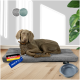 Ein graues Hundebett mit einem Weimaraner-Hund, der darauf liegt, mit Etiketten, die 'DEUTSCHE MARKE' und 'MADE IN EU' lesen, neben einer blauen Haustierschüssel.