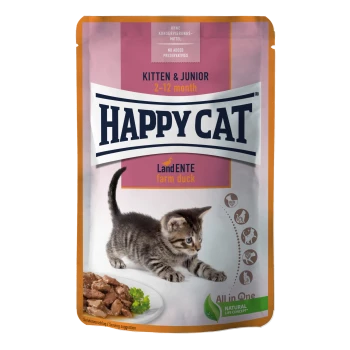 Torebka z karmą dla kociąt Happy Cat z figlarnym kociakiem, oznaczona "Kociak i Junior 2-12 miesięcy" o smaku "kaczki z farmy" i "Bez dodatku konserwantów."