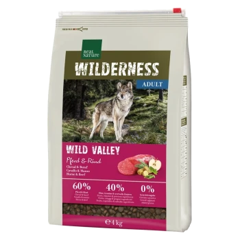 Tüte Real Nature Wilderness Hundefutter "Wild Valley" mit einem Wolf im Wald. Enthält 60% Fleisch, 40% Früchte/Gemüse, keine Körner.