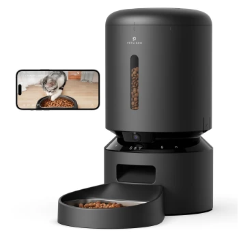 Intelligenter Futterspender für Haustiere mit Kamera, zeigt eine Katze, die aus einer Schüssel frisst, und ein Smartphone, das den Live-Feed anzeigt.