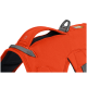 Nahaufnahme eines leuchtend orangefarbenen Hundegeschirrs mit einem grauen Riemen und einem reflektierenden Anhänger mit einem Sonnensymbol, entworfen für Sichtbarkeit.