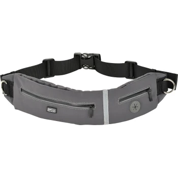 Grijze heuptas voor huisdieren met twee ritszakken, verstelbare zwarte band en een cirkelvormig logo, ontworpen voor gemak tijdens wandelingen.