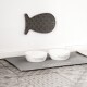 Eine Futterstation für Haustiere mit zwei weißen Schalen, die mit "FUTTERNAPF" und "WASSERNAPF" auf einer grauen Matte mit Fischdesign beschriftet sind.