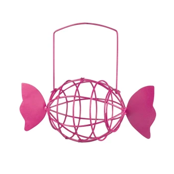 Pinkfarbener Metall-Draht-Vogelfutterspender in Form eines Bonbons mit Henkel zum Aufhängen, freigestellt auf weißem Hintergrund.