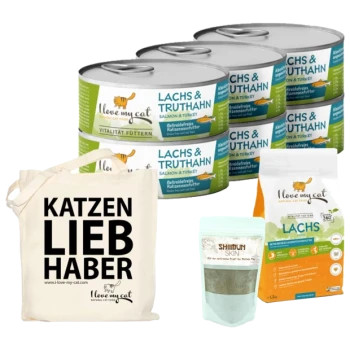 Dosen Katzenfutter mit der Aufschrift "Lachs & Truthahn" gestapelt hinter einer Tragetasche mit "KATZEN LIEB HABER" und verschiedenen Haustierfutterprodukten.