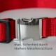 Nahaufnahme eines roten Haustierhalsbands mit einer starken Metall-Schnalle, mit dem Text "max. Sicherheit durch starken Metallverschluss" darunter.