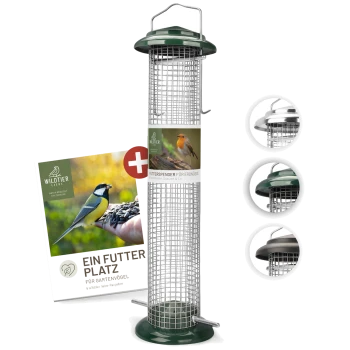 Vogelfutterspender mit grünem Deckel und Metallgitterkörper, mit einem Etikett, das 'Futtersspender für Erdnüsse' liest und Bildern von Vögeln.