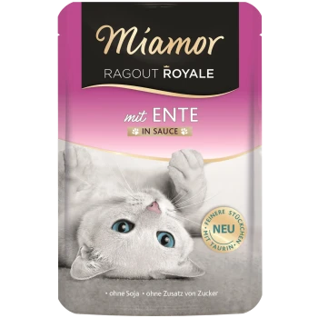 Miamor Ragout Royale Katzenfutterbeutel mit einer verspielten weißen Katze mit blauen Augen, beschriftet mit "mit Ente in Sauce" und "NEU."