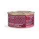 Boîte de nourriture pour chats avec une étiquette violette, détaillant des ingrédients comme le gibier sauvage, le poulet et le bouillon de poisson, ainsi que des instructions d'alimentation.